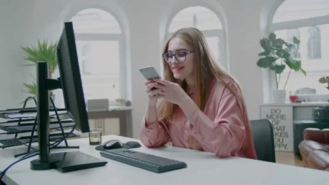 Handsome Girl Pose While Take Selfie on Mobile Device in Modern Office. 스톡 동영상 132805596