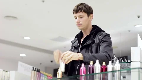 Handsome guy in the perfume shop Vídeo Stock 81028245