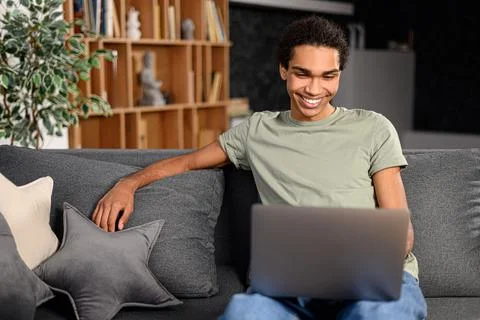 Handsome guy spends time in networks Foto stock