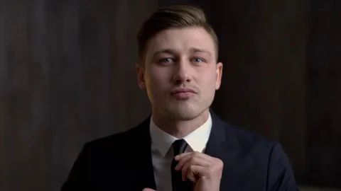 Handsome Hispanic man in suit Vídeo Stock 71406315
