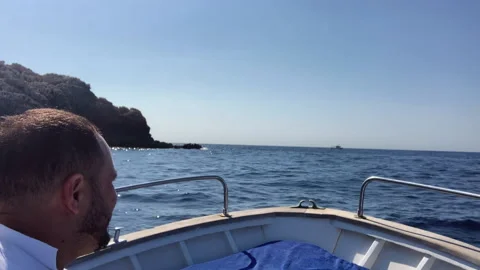 Handsome man with beard sailing on the ocean in the sun Vidéo 203406608