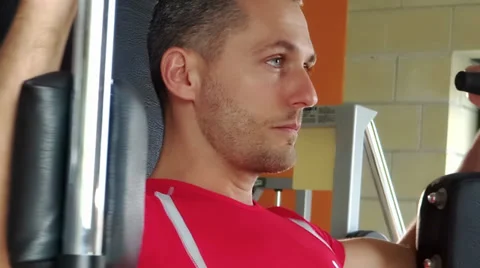 Handsome man at chest exercises Vídeo Stock 30464199