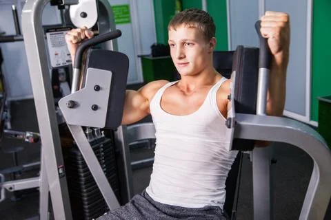Handsome man doing chest exercise Foto stock
