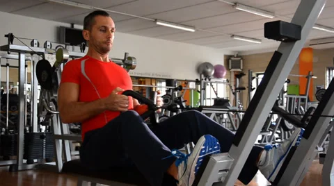 Handsome man at the gymnasium Видео 34369832