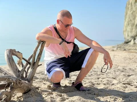Handsome man meditating on the beach Stock-Fotos