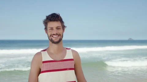 Handsome man posing on beach 库存影片 49615234