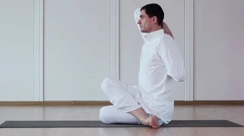 Handsome man practicing yoga in a yoga studio. Coach yoga. Vídeo Stock 59730061