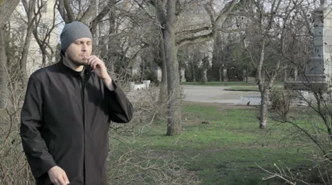 Handsome man smokes at a park Vidéo 59856885
