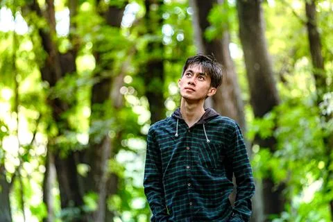 Handsome man standing alone while looking around. Beautiful dramatic deep f.. Foto stock