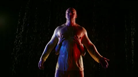 Handsome man is standing in water flows in darkness, woman is stroking her body Vídeos de archivo 167196895