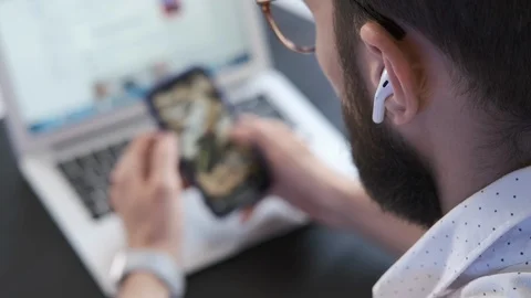 Handsome man using smartphone scrolling social network. Stock-Footage 116329871