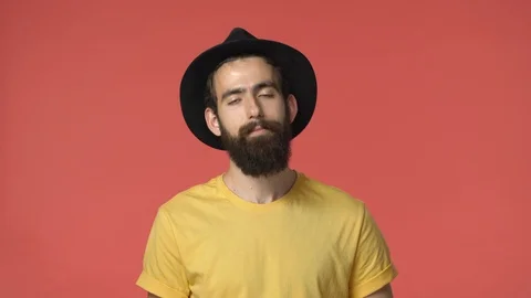 Handsome middle-eastern bearded jewish guy in black hat, yellow t-shirt Stock-Footage 115782002