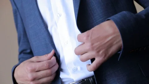 Handsome stylish man dressed in modern formal clothes buttoning jacket. Close up Vidéo 123779391