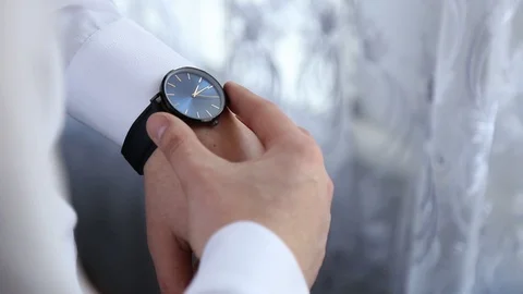 Handsome stylish man dressed in modern formal clothes buttoning jacket. Close up Vidéo 123783013