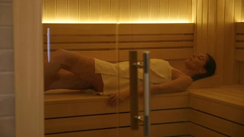 Uyda jinsiy aloqada bolgan er va xotinning uy qurilishi videosi