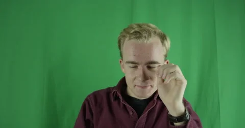 Handsome young man dances silly on a greenscreen Vidéo 59725845