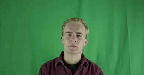 Handsome young man is disappointed in himself on a greenscreen Vidéo 59722580