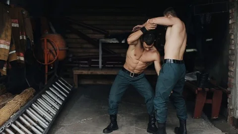 Handsome young man doing squats holding another heavy man on his shoulders 库存影片 120508547
