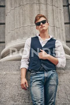 Handsome young man posing on the street. Summer fashion. Summer holidays and Stock-Fotos