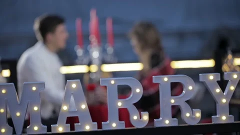 Handsome young man proposing to his girlfriend Видео 142877943