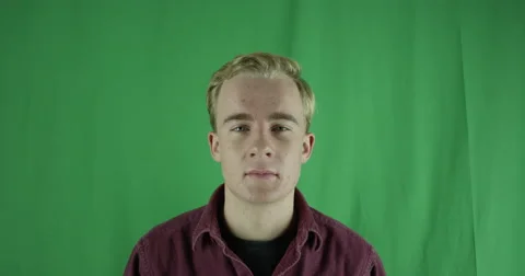 Handsome young man shakes his head in disappointment on a greenscreen Vidéo 59721688