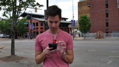 Handsome young man using a smartphone in Chattanooga 스톡 동영상 76507261