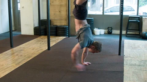 Handstand Walk Across Platform as Camera Tracks Slowly Vidéo 40034293