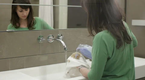 Handwashing with liquid detergent Stockbeeldmateriaal 40053635