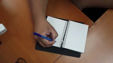 Handwriting in Small Notepad at Desk Vídeos de archivo 339077440