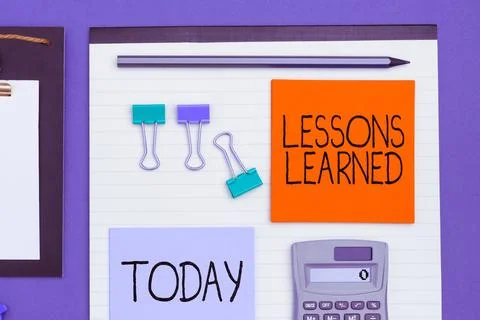 Handwriting text Lessons Learned. Word for Promote share and use knowledge Foto stock