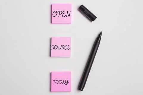 Handwriting text Open Source. Word for denoting software which original source Stockfoto's