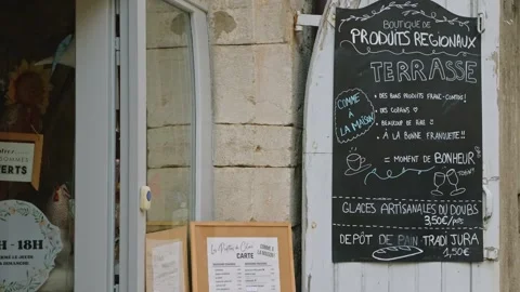 Handwritten Chalkboard Menu Outside Local Shop - Chateau-Chalon, France 库存影片 344449219
