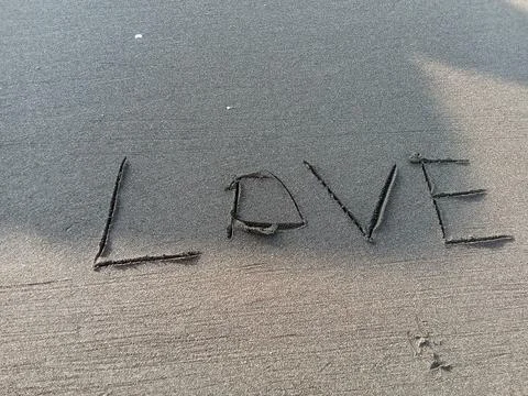 Handwritten "love" on the beach. Stock-Fotos