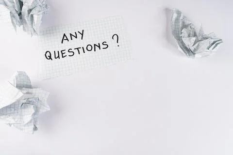 Handwritten note asking any questions displayed on a piece of grid paper su.. Foto stock