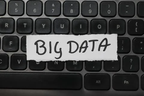 Handwritten note reading BIG DATA on a keyboard, symbolizing the importance of Foto stock