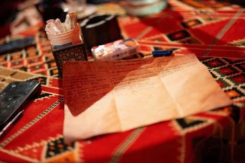 Handwritten note with red pattern tablecloth Stockfoto's