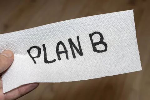 Handwritten note stating PLAN B on a paper towel held in a hand. This image Foto stock