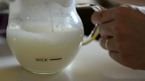 Handy Whisk Coffee Milk 库存影片 22258652