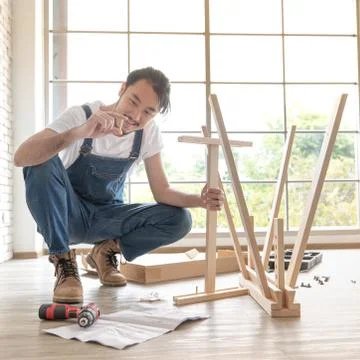 Handyman is assembling table. Foto stock
