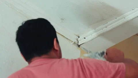 Handyman Patching Ceiling with Plaster Compound Vídeo Stock 317907369