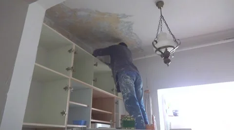 Handyman preparing wall for painting Vidéo 48366718