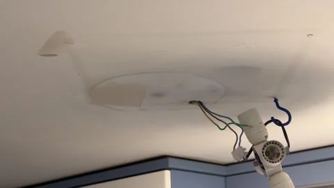 Handyman repairing the ceiling with a putty knife Vídeos de archivo 341362896