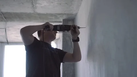 Handyman is working with a drill Видео 102228537