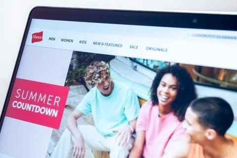 Hanes website displaying summer countdown on Macbook screen Fotos de archivo