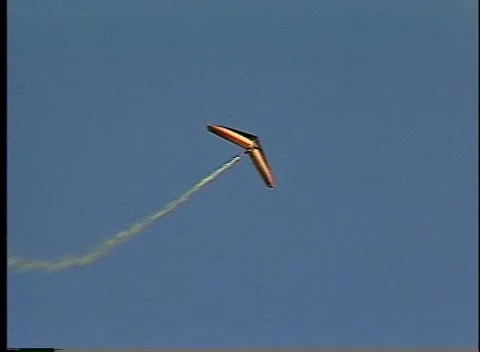 Hang Glider Performing Aerial Tricks with Smoke Trail Telluride, Colorado 1990 Vídeos de archivo 219980646