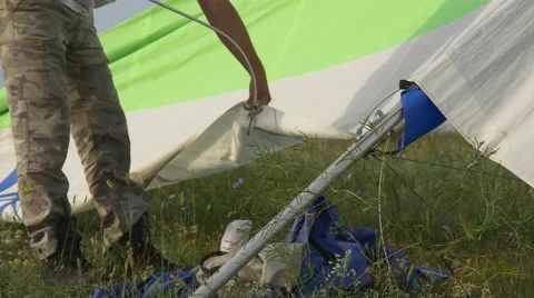 Hang glider pilot puts battens in the sail Video stock 64592089