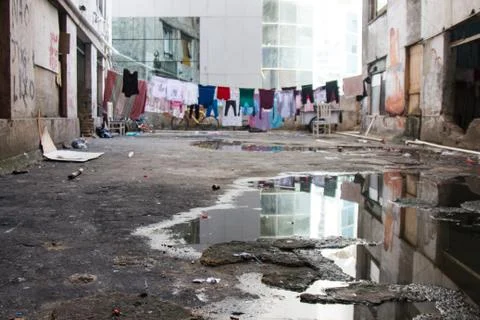 Hanged clothes in a condemned complex of abandoned buildings used by a social Foto stock