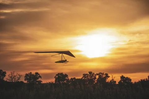Hangglider silhouette at the sunset. 스톡 사진