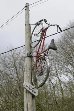 Hanging bicycle, Ecluse 6 Planche de Belin, Le Canal, La Collancelle, Nievre, Bu Stock Photos