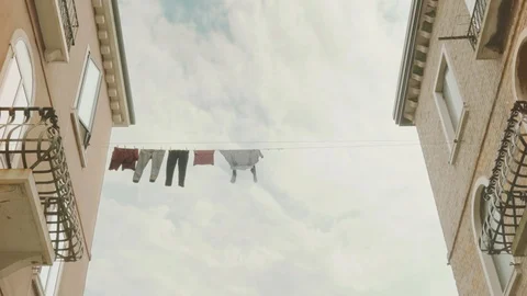 Hanging clothes between buildings. Venice, houses, rope. 库存影片 107548715